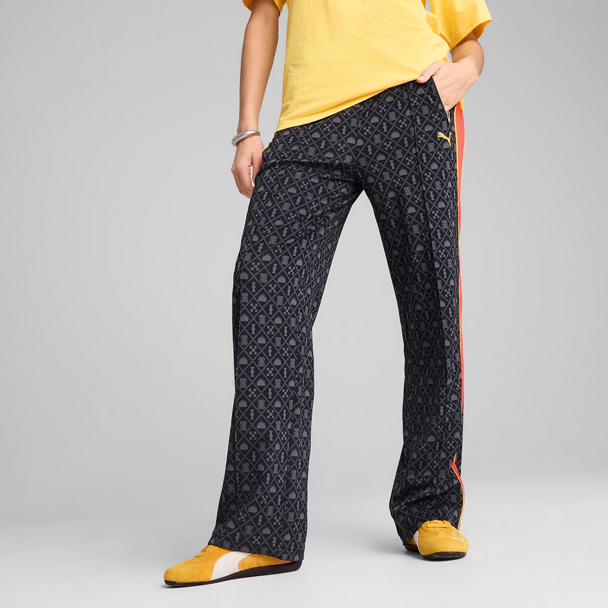 Puma - Pantalón largo de mujer ROAD TO UNITY AOP Straight Track Pants DK op Puma.